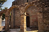 Rias della Galizia, Spagna - La chiesa di Santa Maria de Arreas (XII) a Cabo Fisterre, punto finale del pellegrinaggio a Santiago.